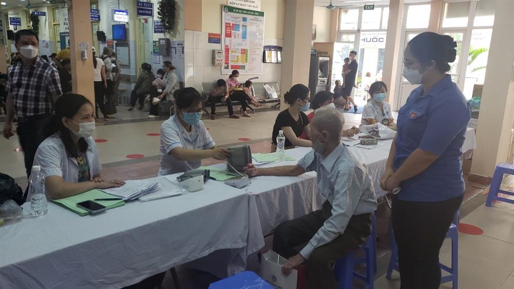 Khám, tư vấn, chăm sóc sức khỏe và cấp phát thuốc tới các gia đình chính sách phường Điện Biên