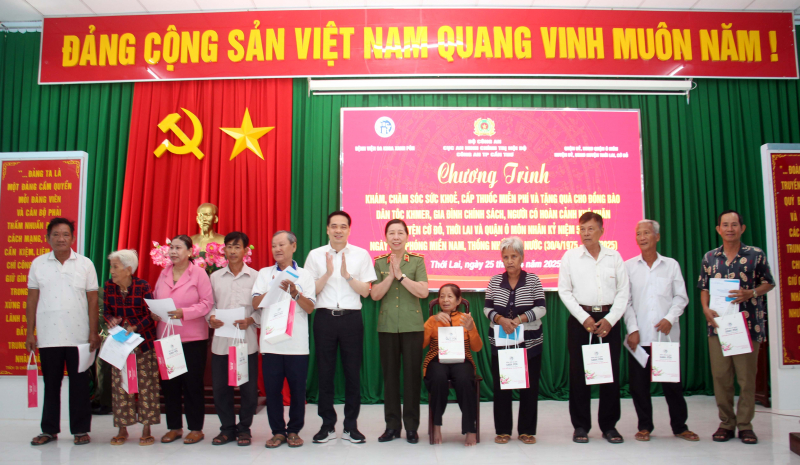 ĐOÀN CÔNG TÁC BỆNH VIỆN ĐA KHOA XANH PÔN PHỐI HỢP VỚI CỤC AN NINH CHÍNH TRỊ NỘI BỘ - BỘ CÔNG AN VÀ CÁC CƠ QUAN THĂM KHÁM, CẤP PHÁT THUỐC, TẶNG QUÀ NGƯỜI DÂN