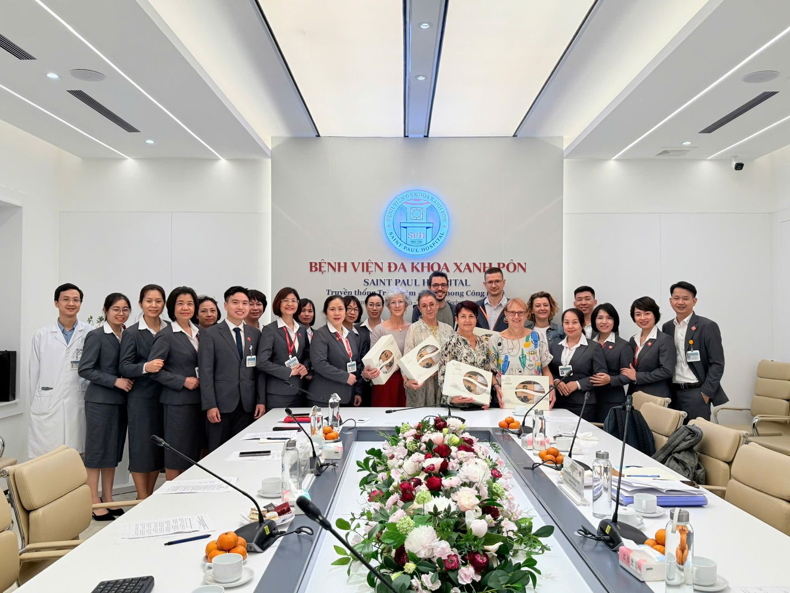 Bệnh viện Đa khoa Xanh Pôn đón tiếp Đoàn chuyên gia ADCV, Limoges (Pháp): Tăng cường hợp tác, mở rộng chuẩn chất lượng quốc tế