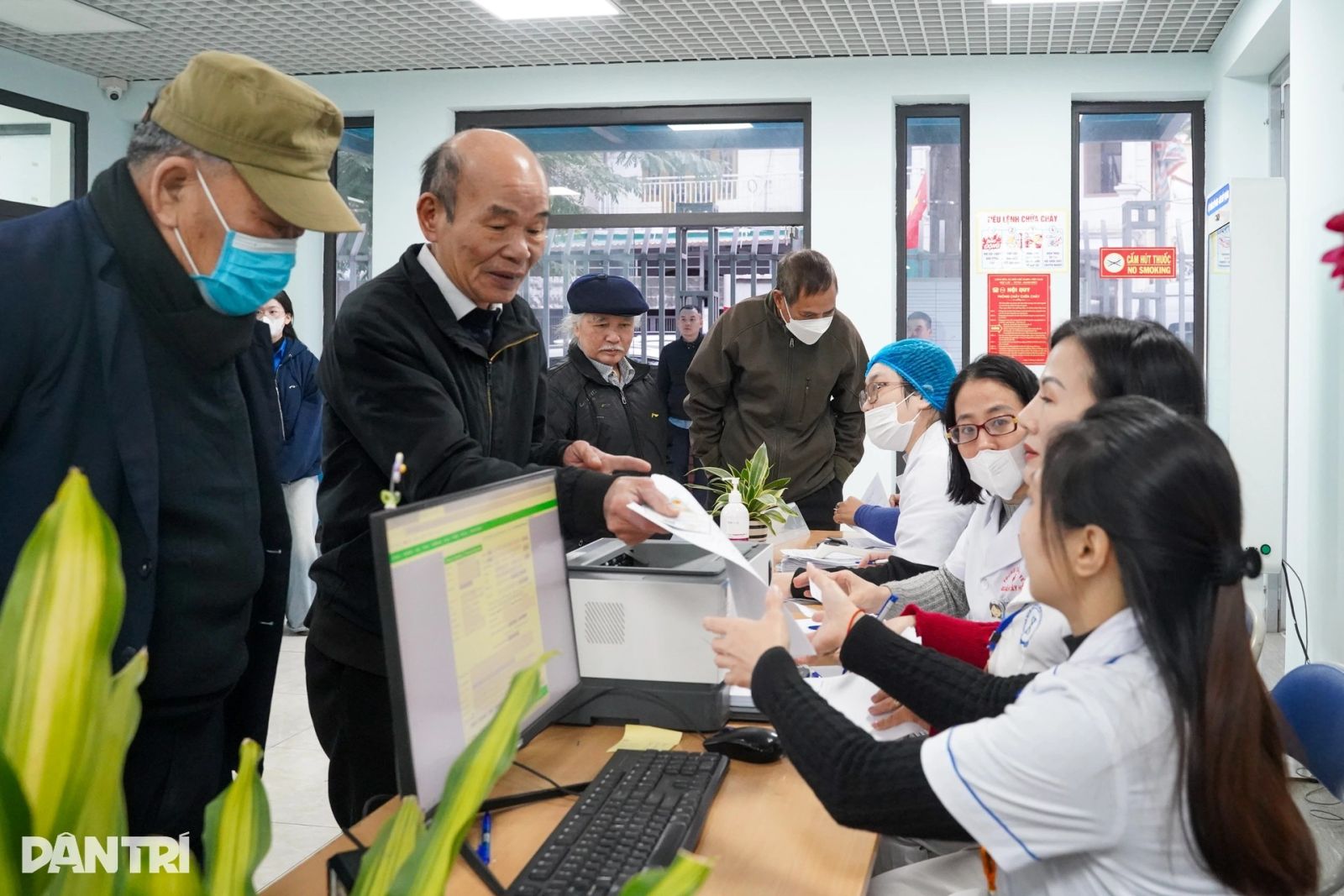 Người Hà Nội lần đầu trải nghiệm "đến trạm y tế khám bác sĩ tuyến trên"