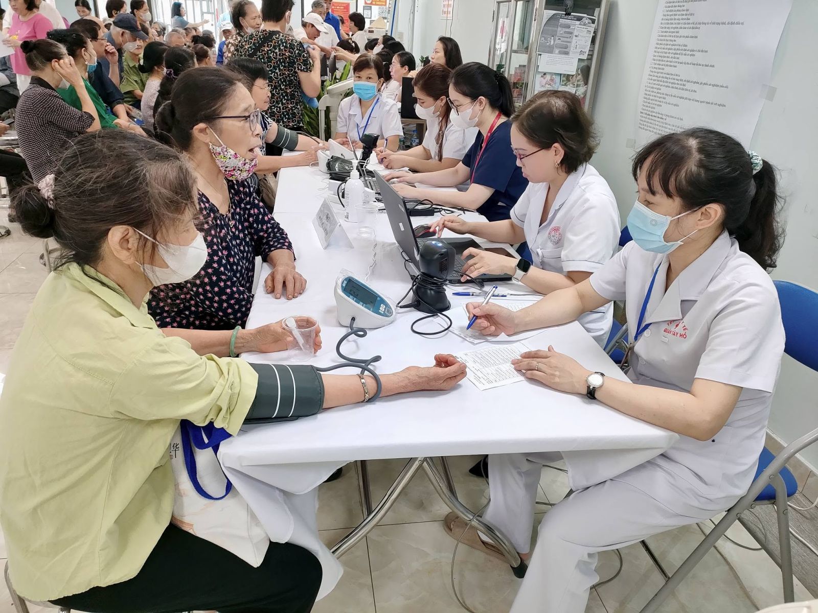 BVĐK Xanh Pôn phối hợp Trạm Y tế phường Phú Thượng tổ chức khám sức khỏe miễn phí cho người cao tuổi