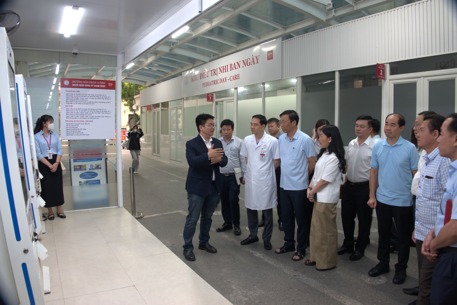 Bệnh viện Đa khoa Xanh Pôn chia sẻ kinh nghiệm xây dựng bệnh viện thông minh với Đoàn công tác Sở Y tế tỉnh Hưng Yên