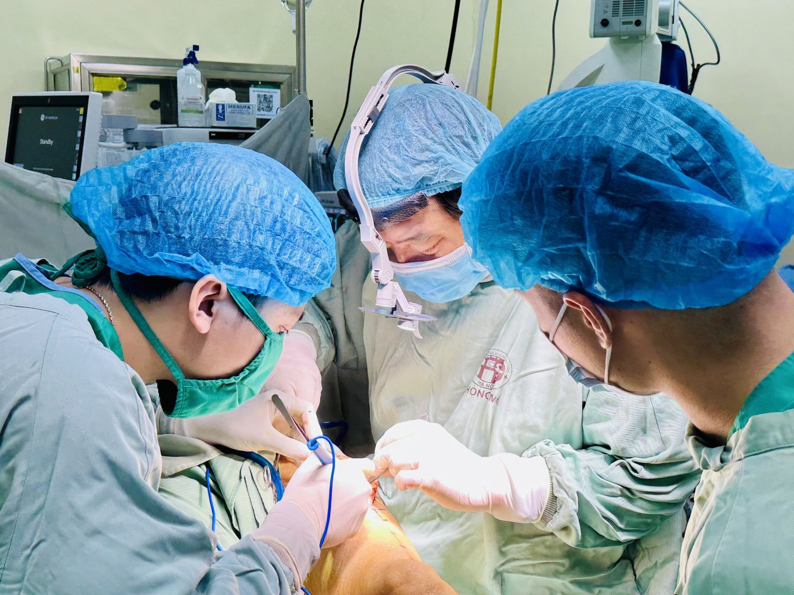 Bảo tồn chi thể cho bệnh nhân bỏng điện nặng bằng kỹ thuật vi phẫu