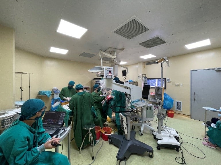 PHỐI HỢP ĐỒNG THỜI BỐN KỸ THUẬT HIỆN ĐẠI TRONG PHẪU THUẬT U NÃO TẠI BỆNH VIỆN ĐA KHOA XANH PÔN