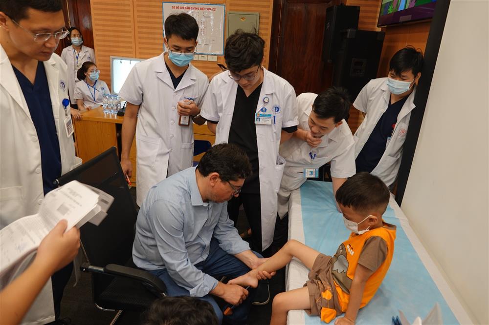 NGƯỜI MẸ VỠ OÀ TRONG HẠNH PHÚC KHI CON TRAI 6 TUỔI LẦN ĐẦU TIÊN ĐƯỢC ĐI TRÊN CHÍNH ĐÔI CHÂN CỦA MÌNH