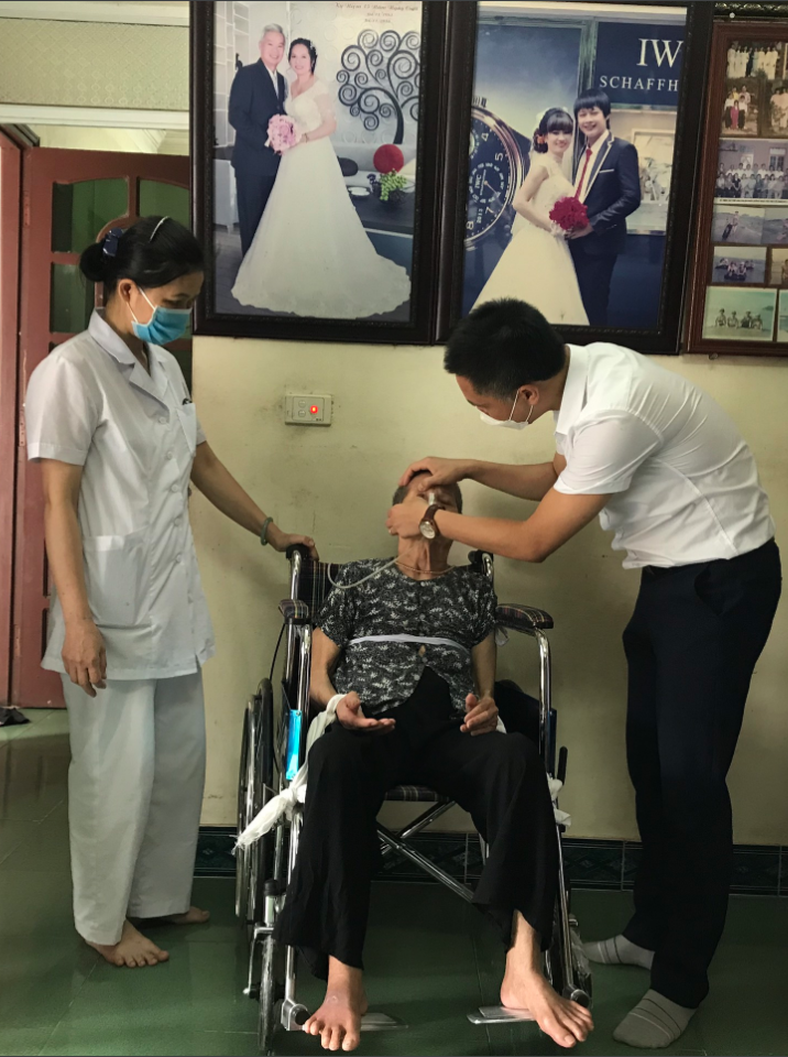 Bệnh viện Đa khoa Xanh Pôn khám bệnh, tư vấn sức khỏe, cấp thuốc nhân kỷ niệm 75 năm ngày Thương binh liệt sỹ.